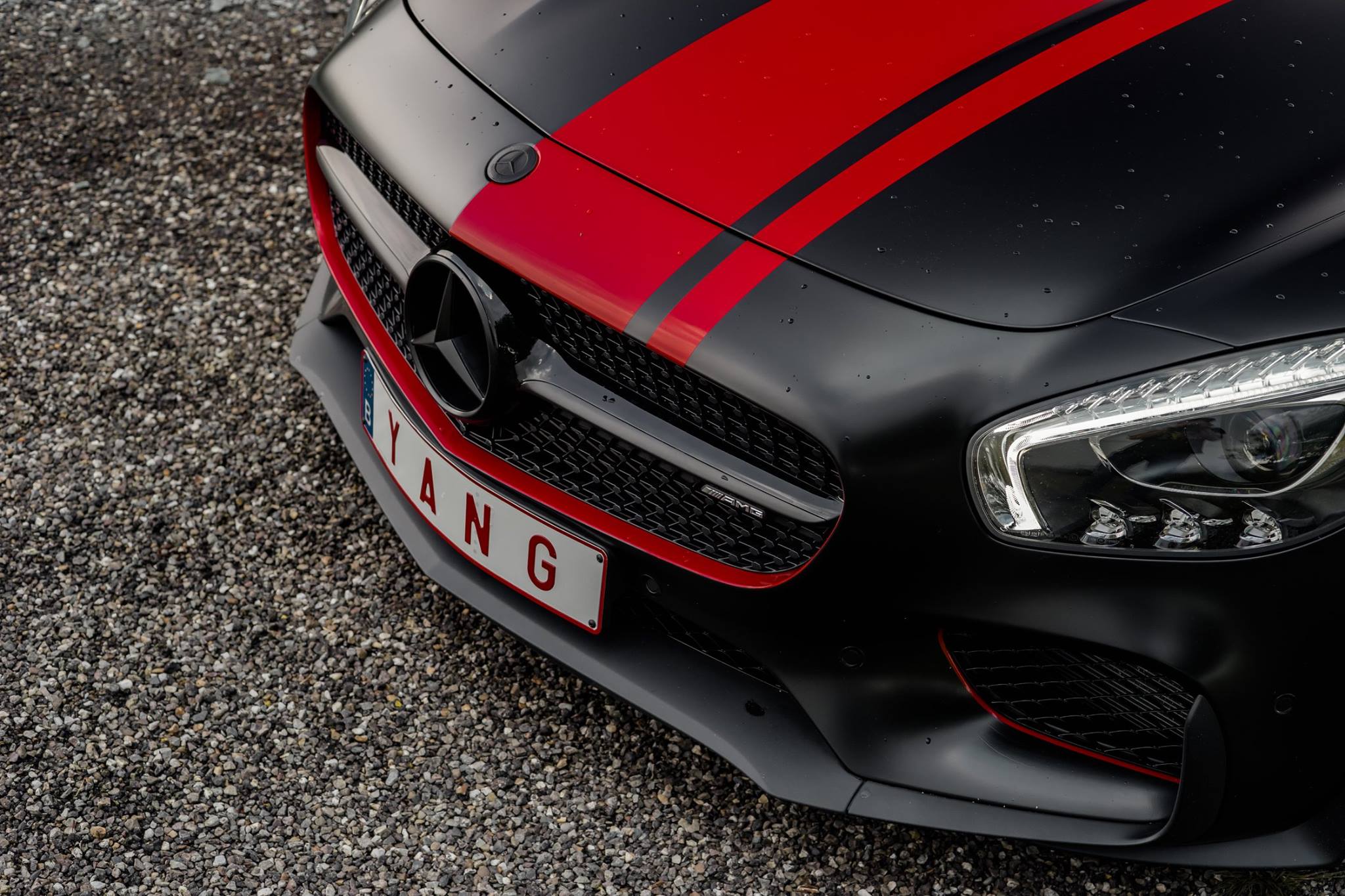 Черный Mercedes-AMG GT S с драконьими полосами
